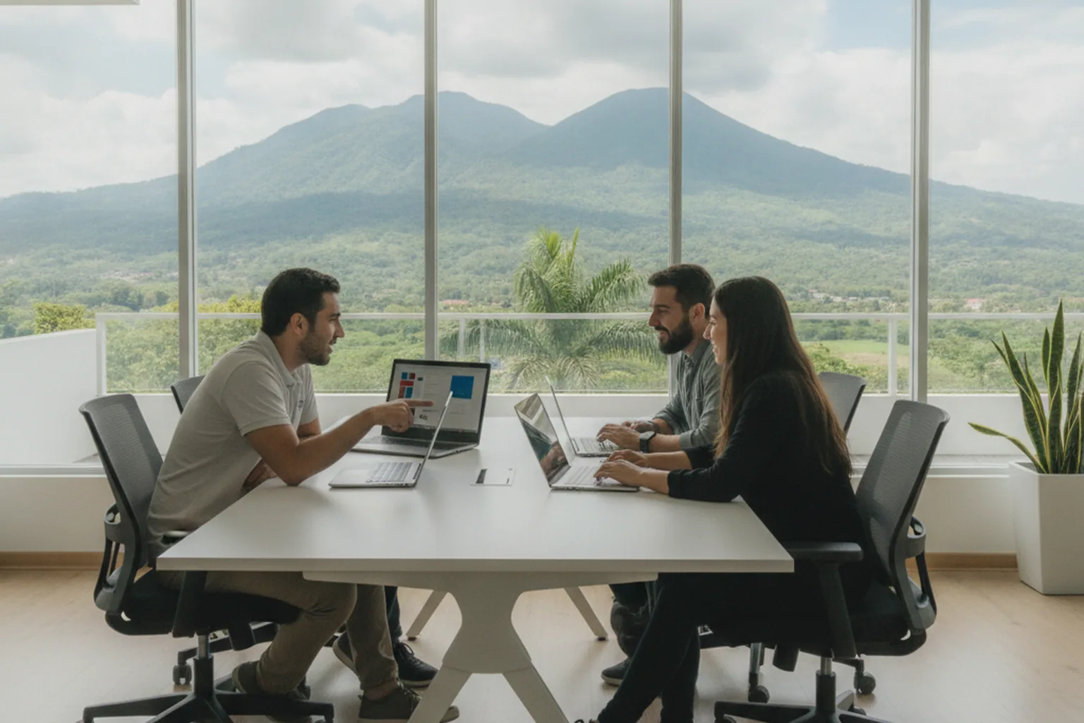 Softwareentwickler arbeiten in einem Büro mit Blick auf die Berge des Valle Central &ndash; Softwareentwicklung in Costa Rica