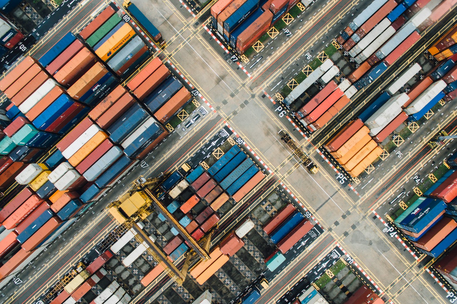 Vista aerea di un terminal container — la rete di partner commerciali che l'EDI della logistica mantiene sincronizzata