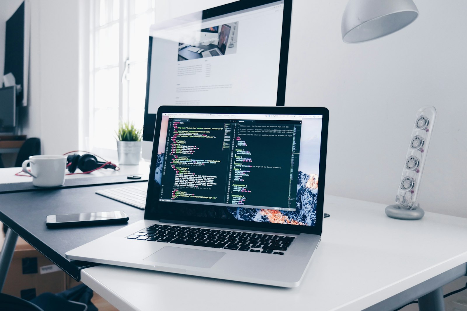 QA-Ingenieur pr&uuml;ft automatisierte Testergebnisse und Sicherheitsbefunde auf einem Monitor
