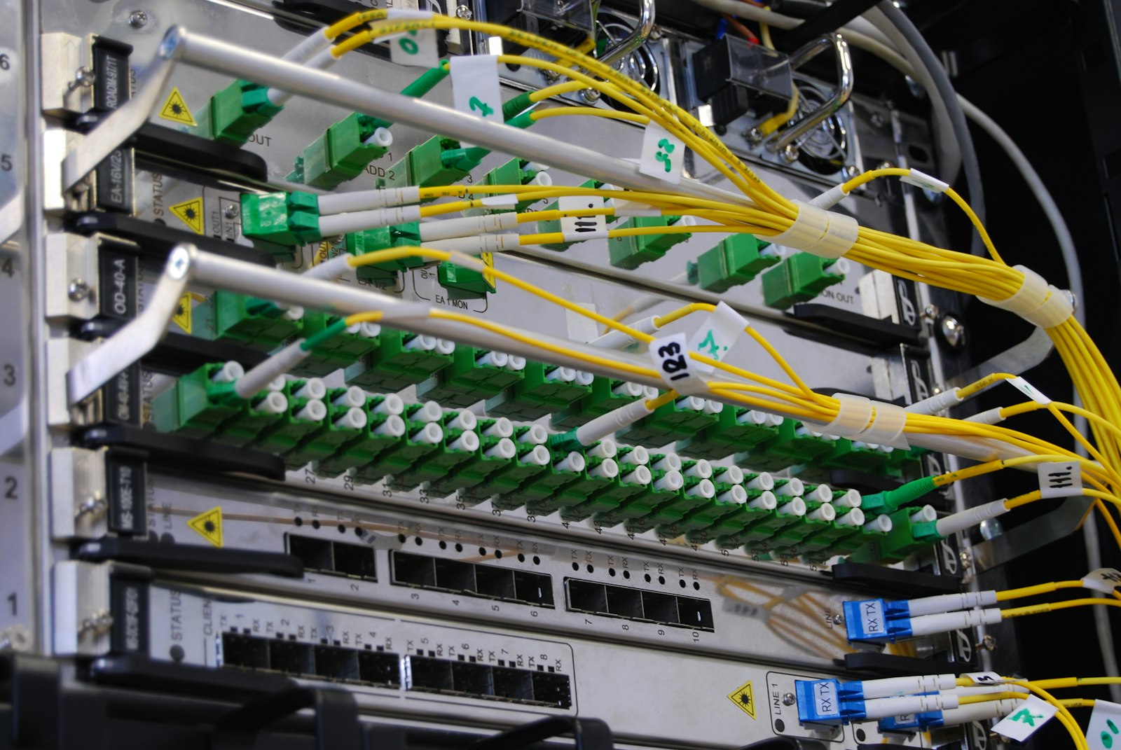 Enterprise-Rechenzentrum-Infrastruktur, die das Ausma&szlig; veranschaulicht, bei dem Build-vs.-Buy-Entscheidungen langfristige Kostenfolgen haben