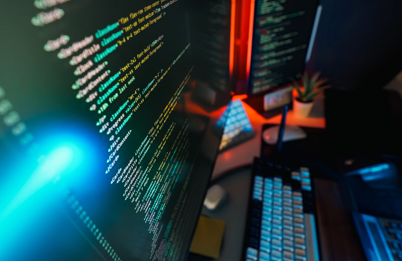 CI/CD-Pipeline-Code und Deployment-Logs auf einem Entwickler-Bildschirm