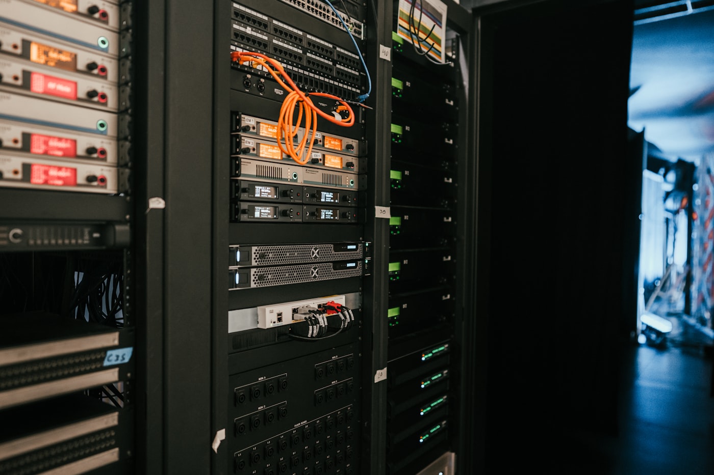 Server-Rack in einem europäischen Rechenzentrum — physische Infrastruktur hinter EU-Data-Residency-Garantien