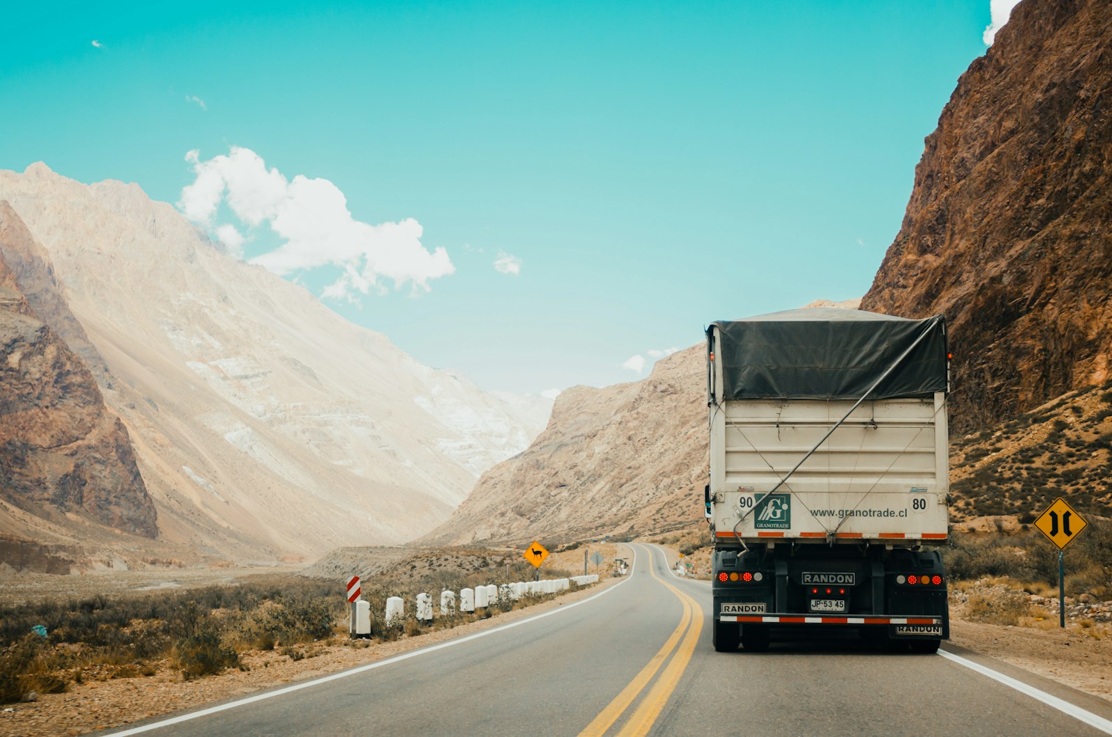 Lieferwagen auf einer Autobahn — Flottenmanagement-Software, Telematik und GPS-Tracking