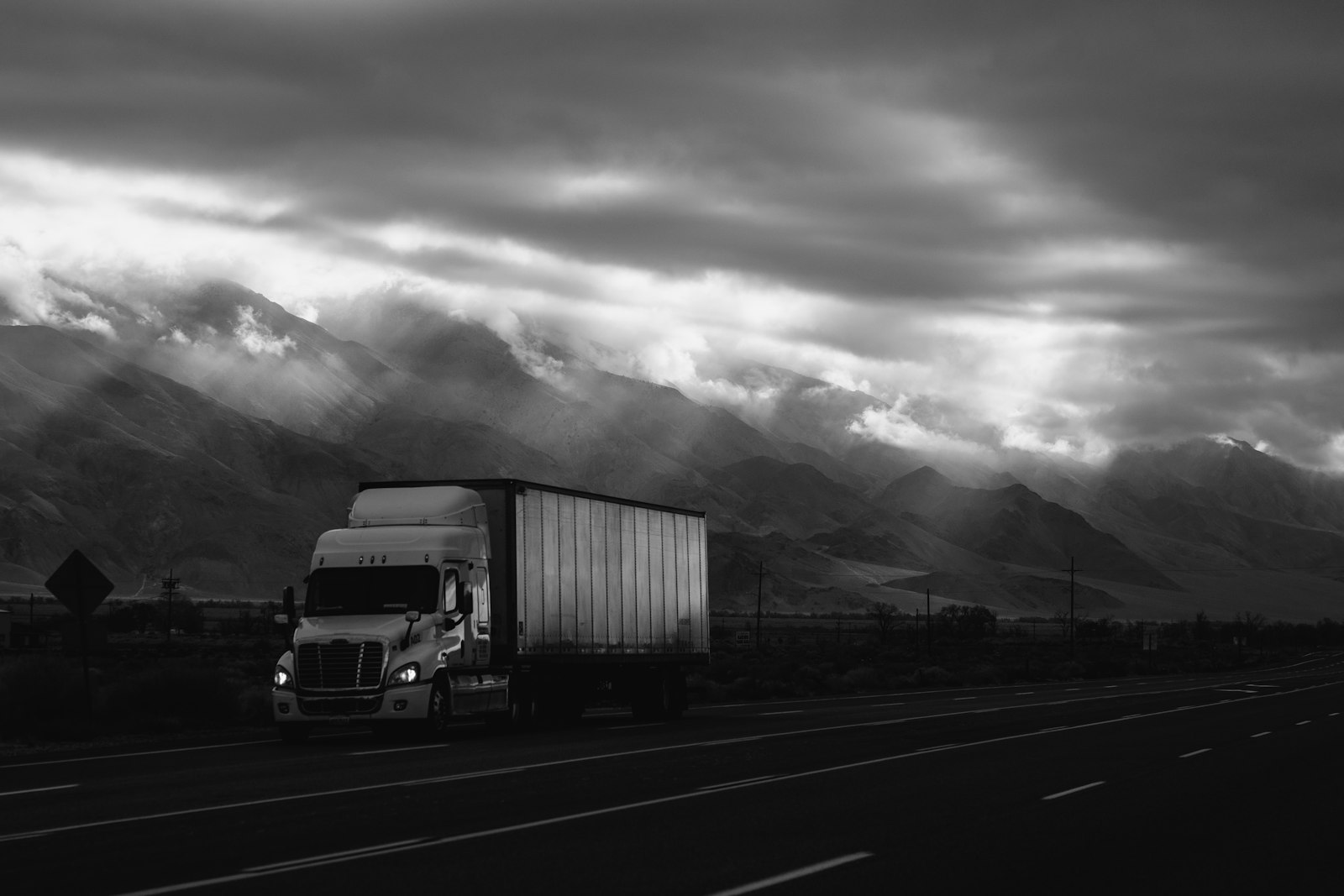 Un camion da trasporto in autostrada — gli aggiornamenti di stato della spedizione 214 che alimentano la visibilita in tempo reale