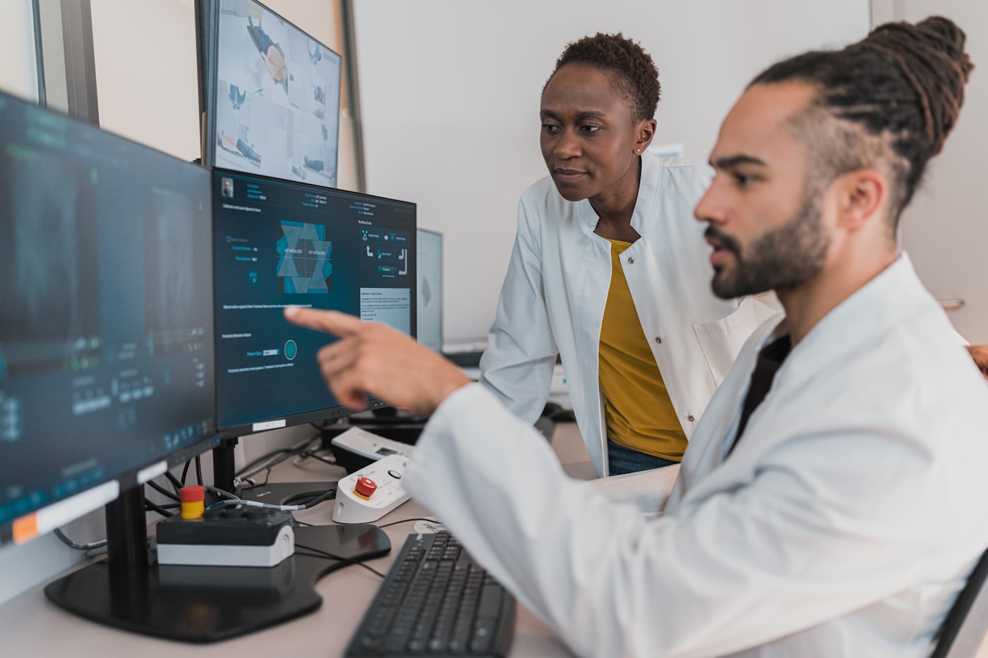 Équipe clinique examinant des données patients sur des moniteurs connectés lors d'un projet d'intégration EHR et FHIR