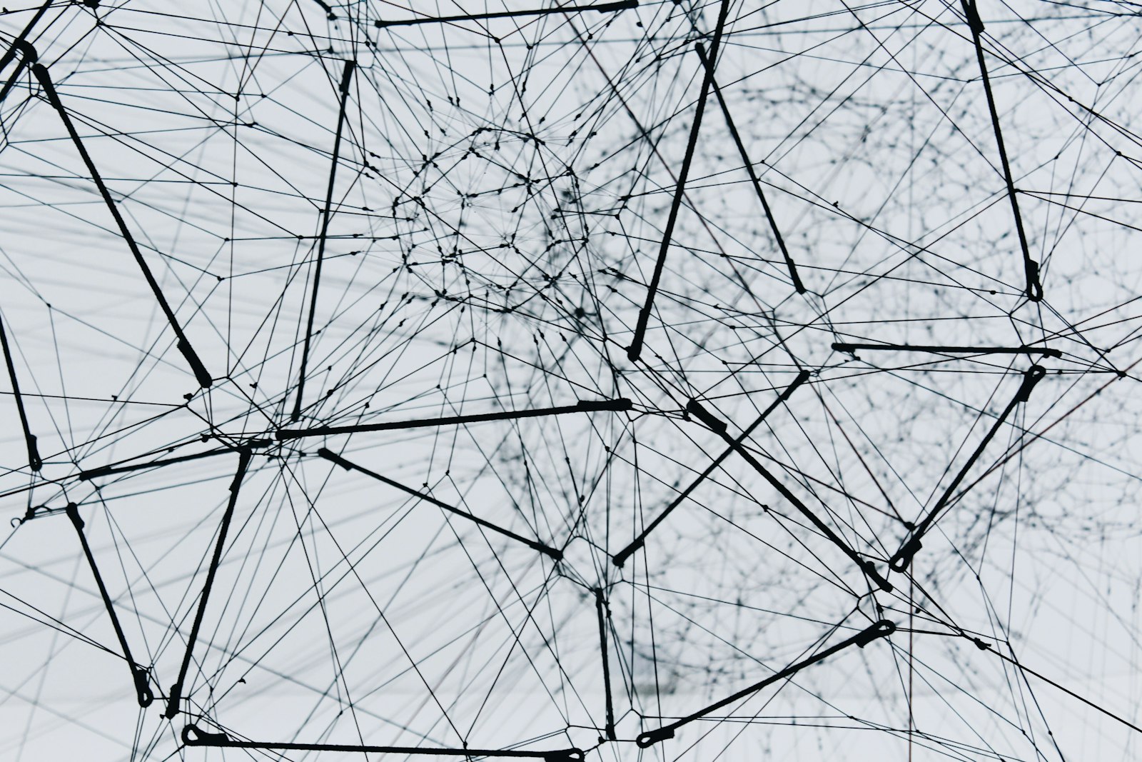Enterprise-Integrationsarchitektur-Diagramm, das ERP-, CRM- und HR-Systeme &uuml;ber einen iPaaS-Hub verbindet