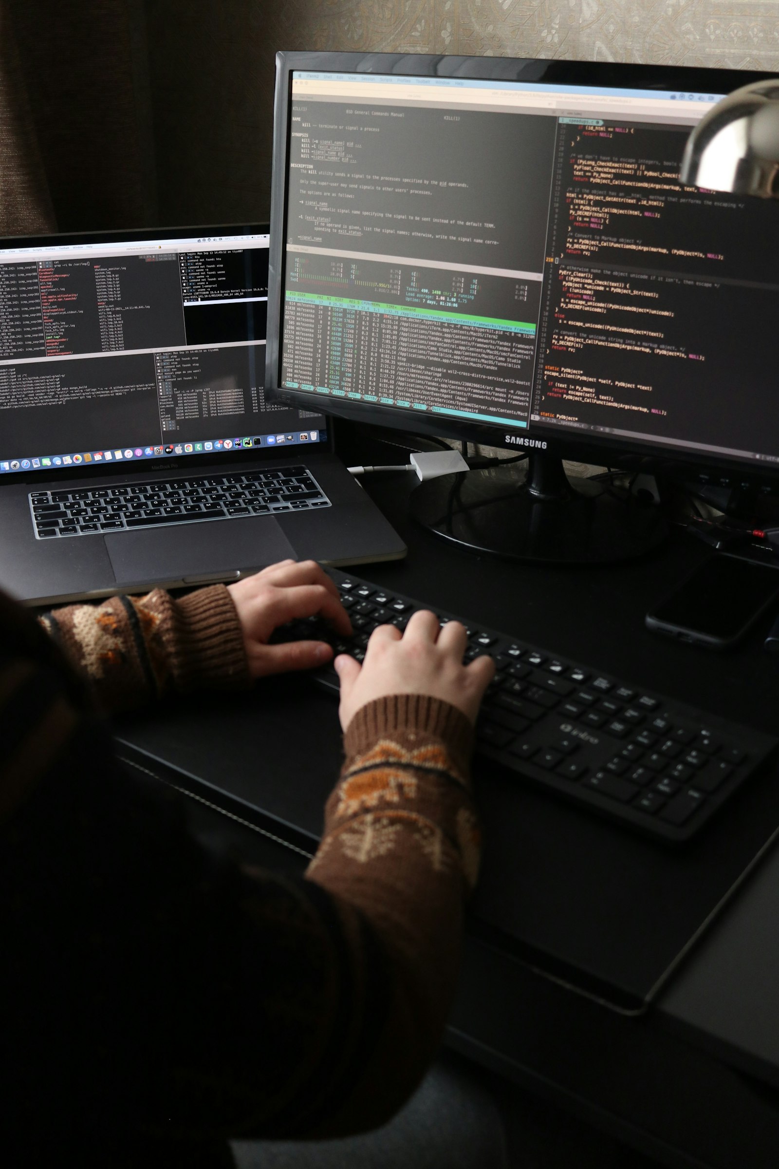 Dashboard di pipeline CI/CD che mostra deployment indipendenti di microservizi in esecuzione in parallelo