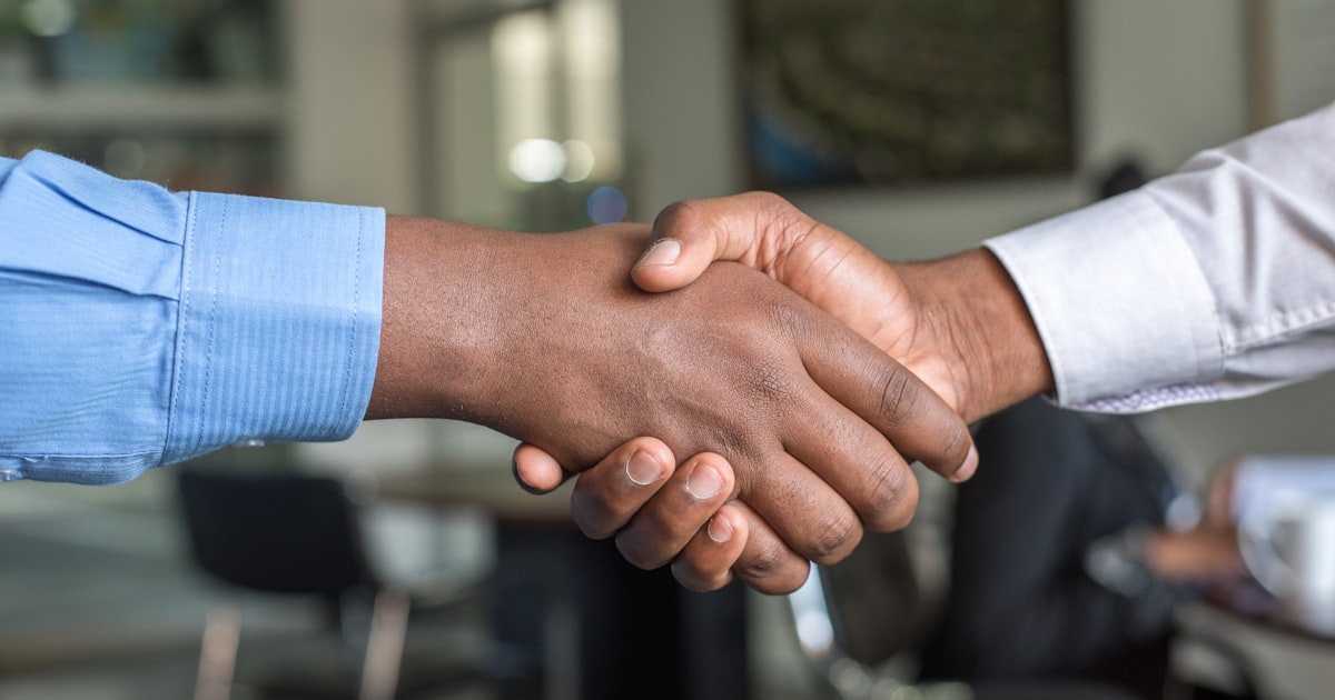 Équipe de développement logiciel à distance collaborant avec un client américain à travers les fuseaux horaires