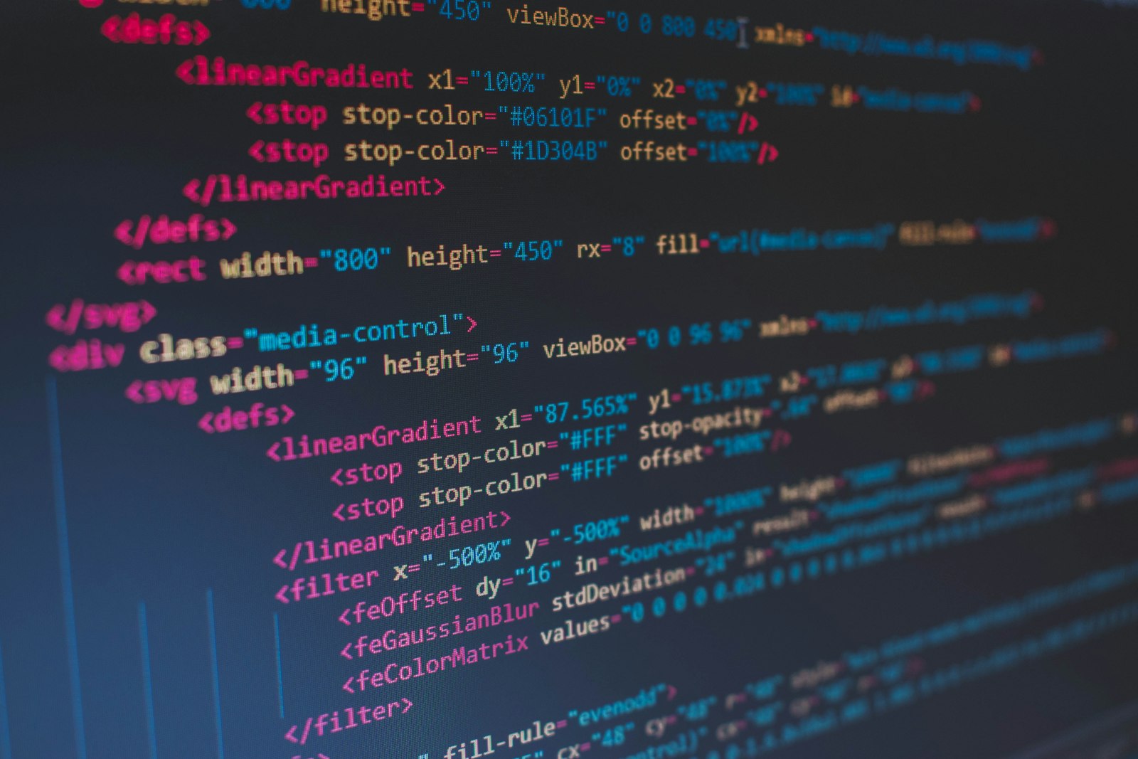 Next.js vs. React f&uuml;r B2B-Webanwendungen &mdash; Entwickler am Schreibtisch mit ge&ouml;ffnetem Code-Editor