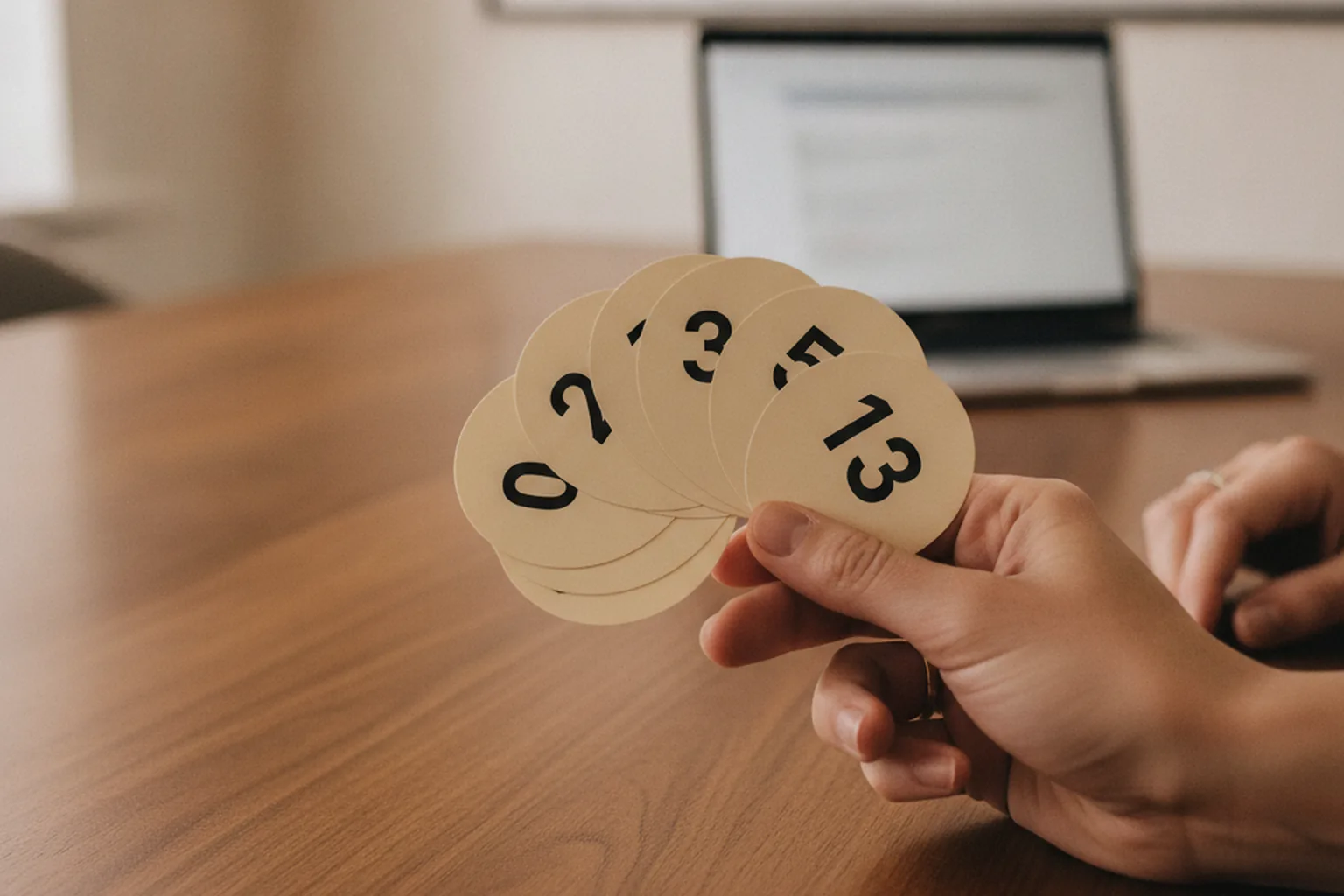 Cartes de planning poker utilisées pour estimer les user stories pendant la planification de sprint