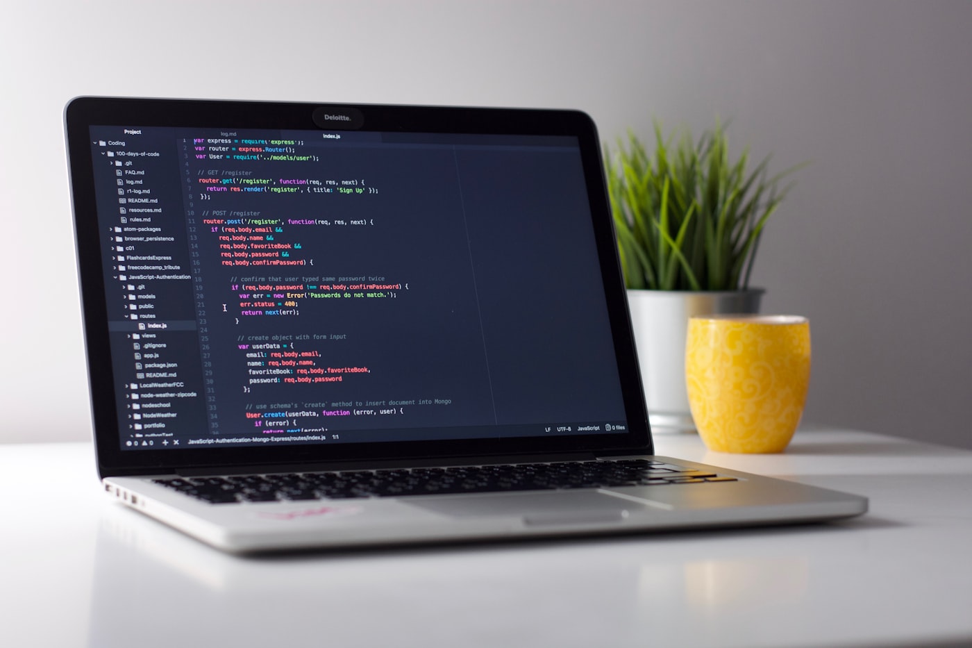 Entwickler prüft Code auf einem Laptop, bevor in Produktion ausgeliefert wird