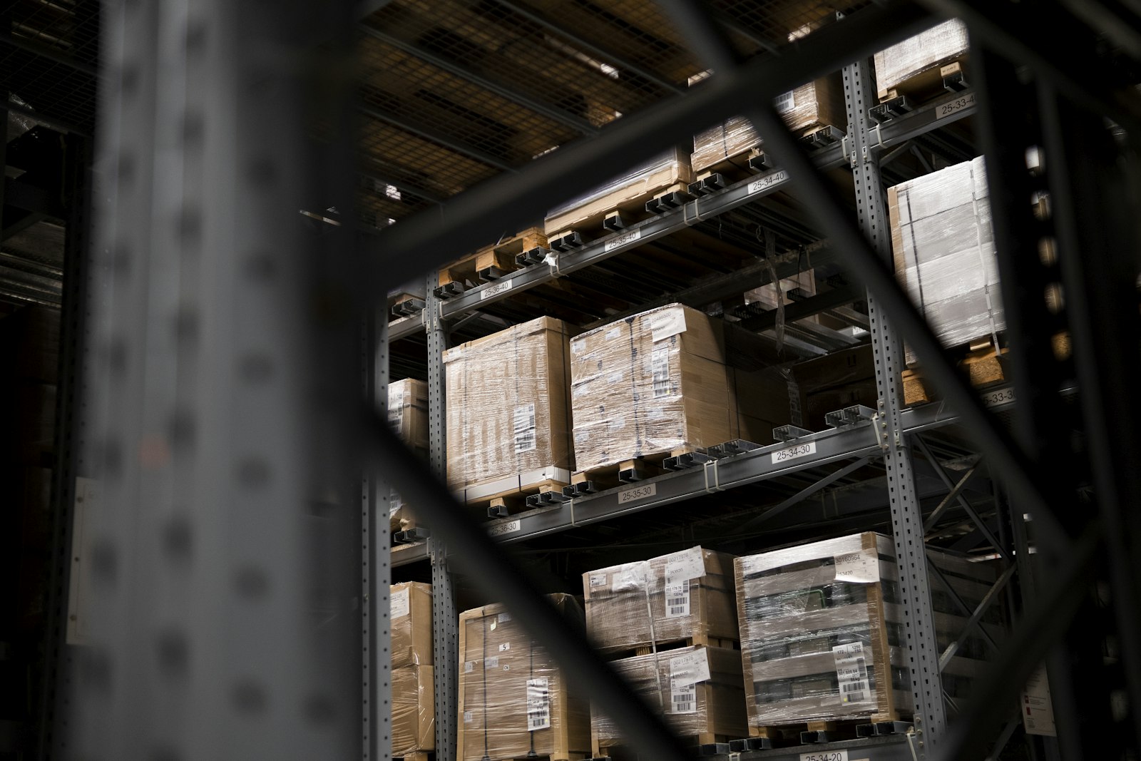 Merci pallettizzate sulle scaffalature di magazzino — dove i messaggi EDI di magazzino 940/945 incontrano il WMS