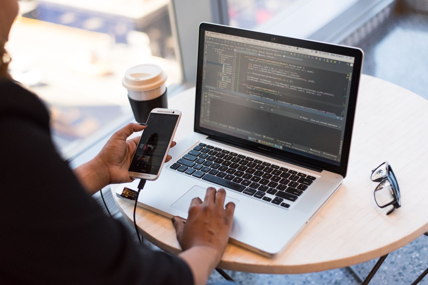 Smartphone che mostra una Progressive Web App installata sulla schermata Home accanto ad app native — UX di installazione PWA su Android e iOS