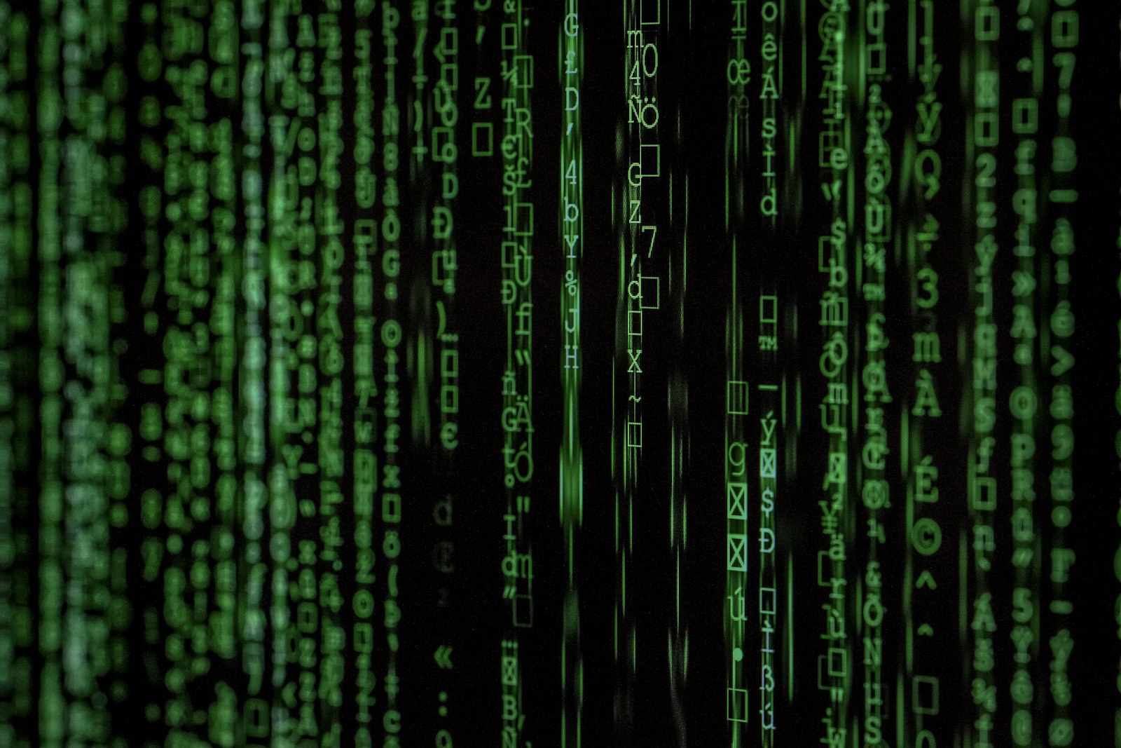 Développeur vérifiant les contrôles de sécurité d'une application web sur un ordinateur portable dans un environnement d'exploitation sécurisé