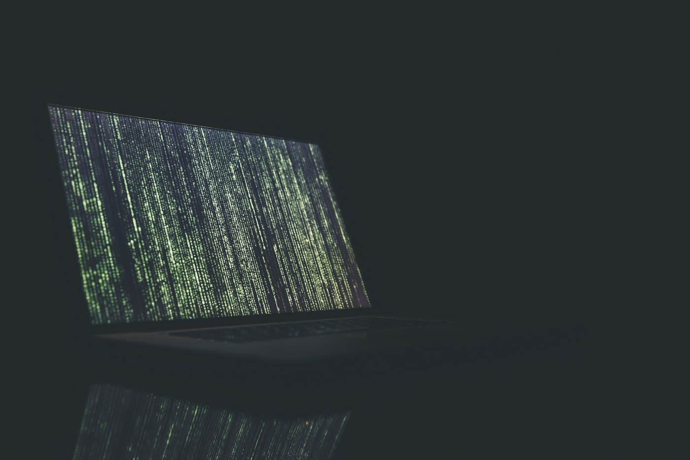 Équipe d'opérations de sécurité surveillant les alertes de menaces des applications web et les journaux d'accès sur plusieurs écrans