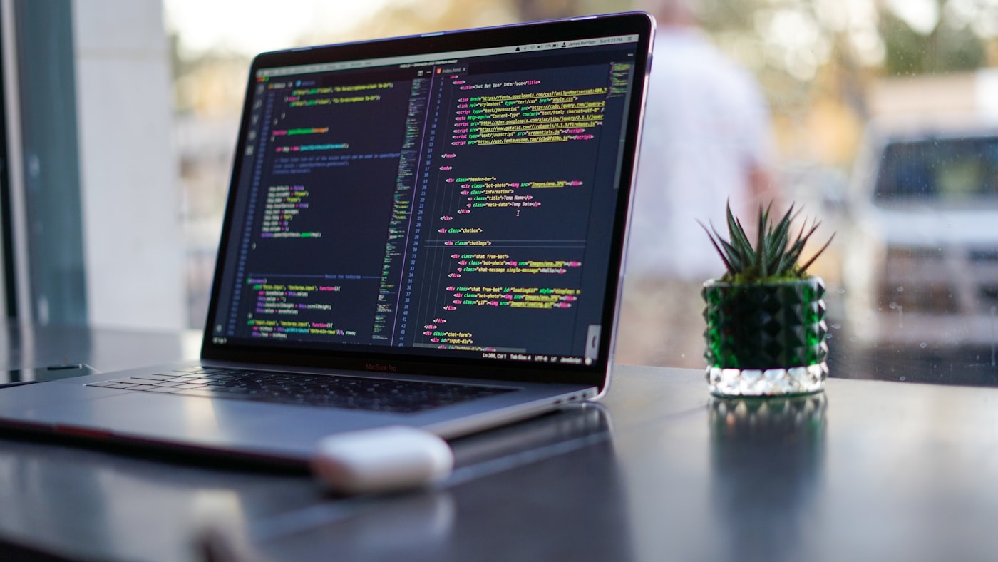 Développeur écrivant du code d'application web full-stack dans un IDE moderne avec des composants React et Node.js