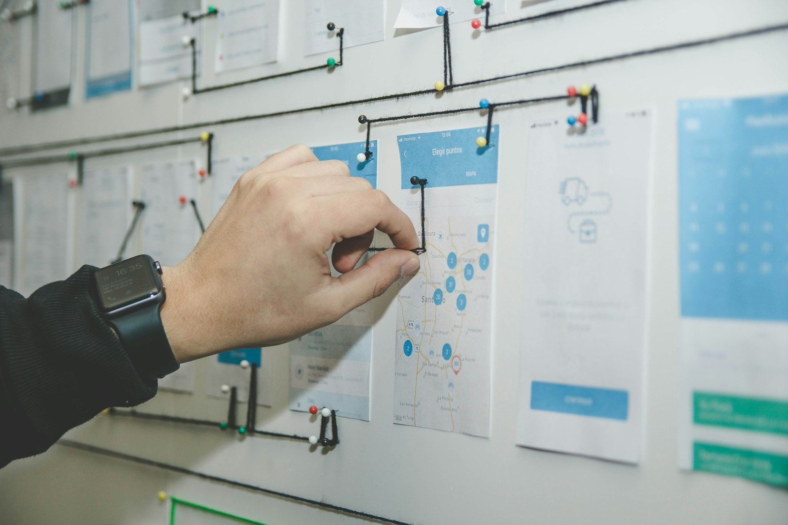 Équipe de développement examinant le calendrier de développement d'une application web sur un tableau de projet