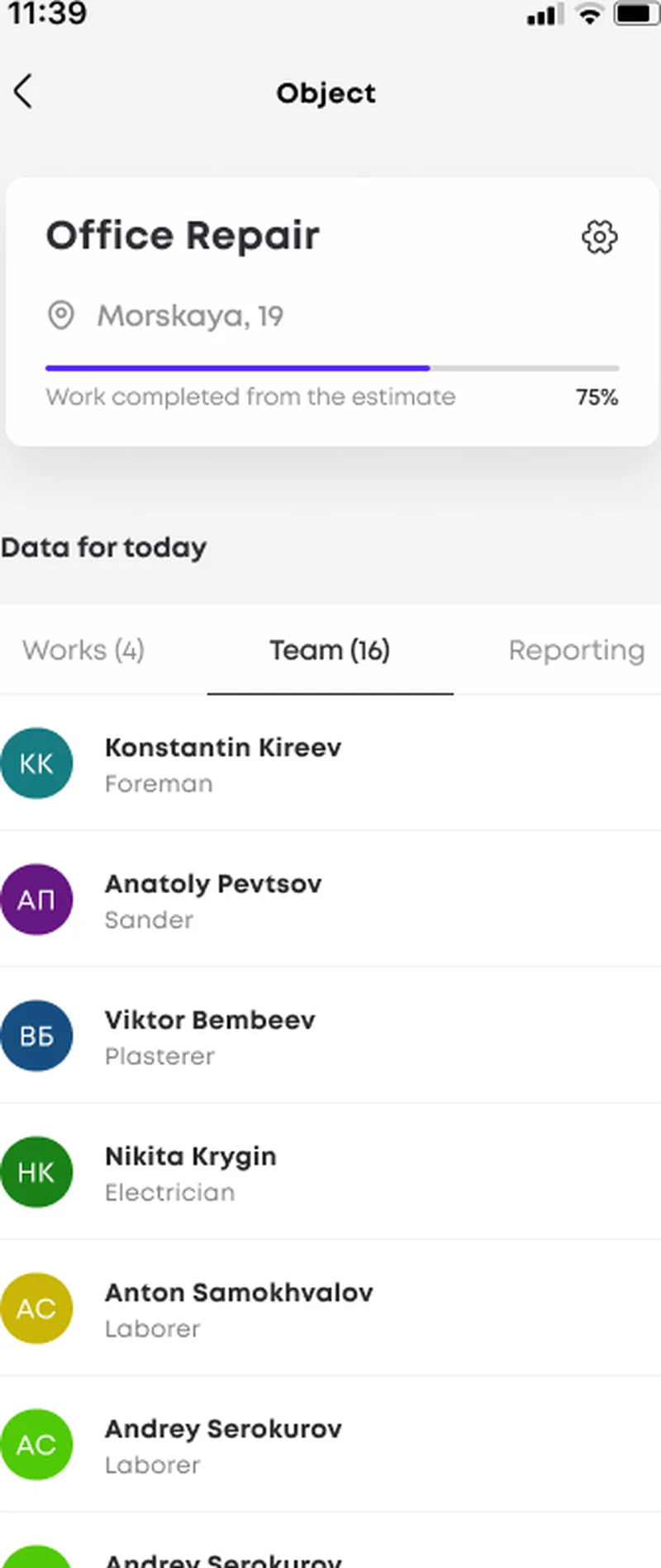 Construction app object screen — works, team roster, and reporting tabs with completion against the estimate