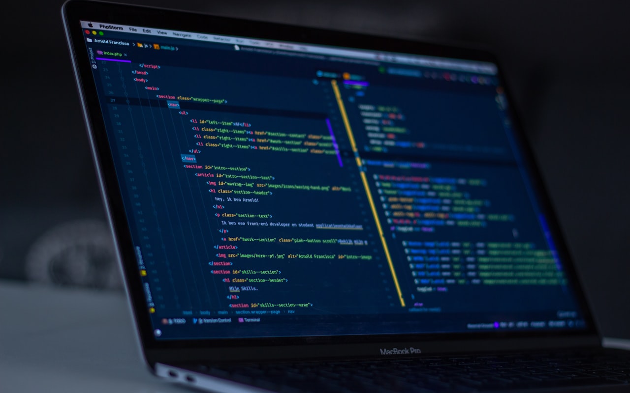 React Native vs Flutter 2026 — code on a MacBook