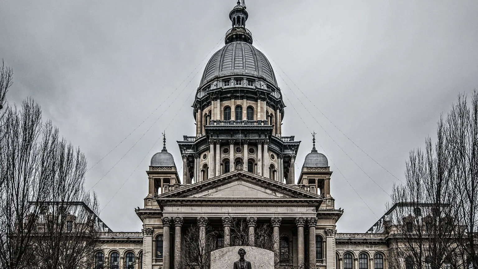 The Illinois State Capitol dome in Springfield under an overcast sky, representing state-level oversight of artificial intelligence under the new AI Safety Measures Act